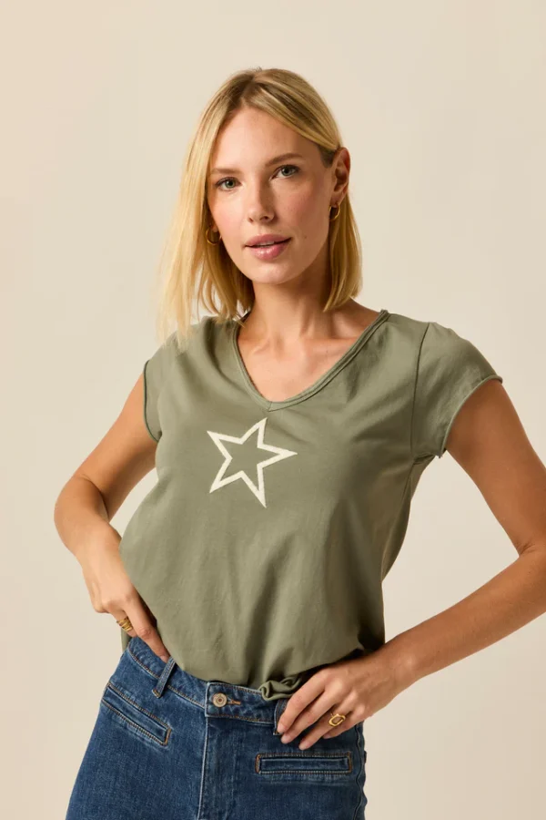 Camiseta básica verde kaki estrella beige