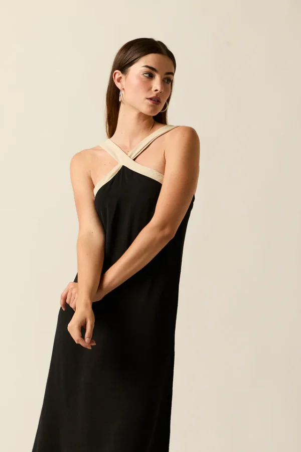 Vestido midi cuello halter contraste negro